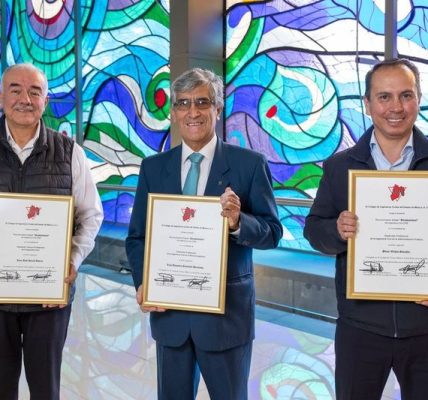 Tres egresados de la Facultad de Ingeniería de la Universidad Autónoma del Estado de México (UAEMéx) fueron reconocidos por su trayectoria profesional, académica y de servicio público con el Reconocimiento Estatal Nezahualcóyotl a la Ingeniería Civil 2026, otorgado por el Colegio de Ingenieros Civiles del Estado de México.