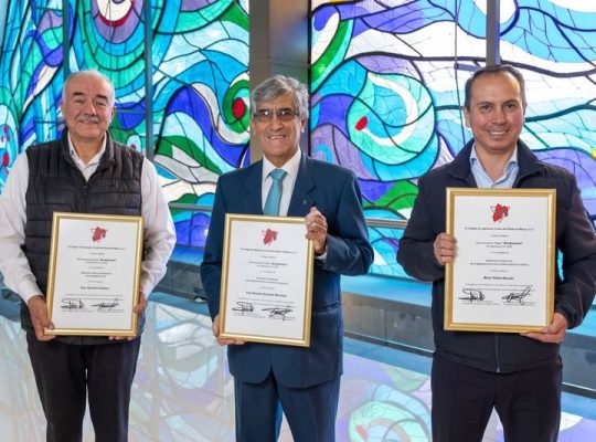 Tres egresados de la Facultad de Ingeniería de la Universidad Autónoma del Estado de México (UAEMéx) fueron reconocidos por su trayectoria profesional, académica y de servicio público con el Reconocimiento Estatal Nezahualcóyotl a la Ingeniería Civil 2026, otorgado por el Colegio de Ingenieros Civiles del Estado de México.